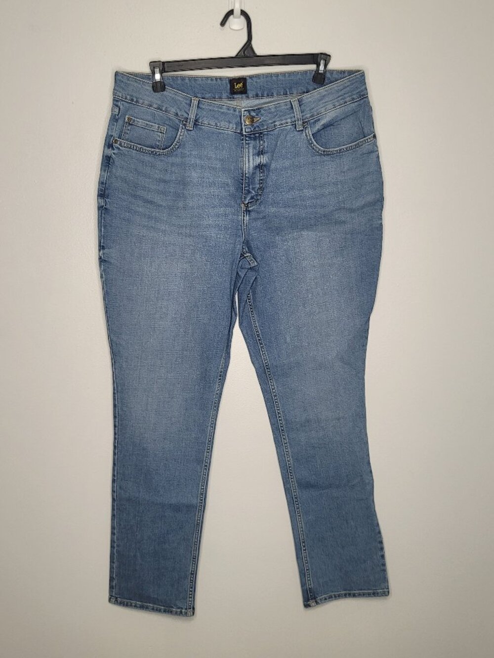 Lee midrise straight medium wash friction resistant size 20w long NWT